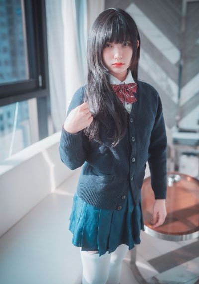 女班长脱了内衣让我吃奶动漫